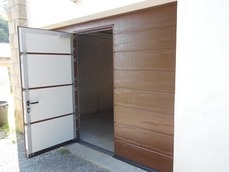 Portes de garages sectionnelles : imitation bois portillon ouvert